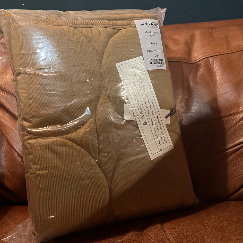 NWT Kate Quinn Fennel Solid Classic Circle Quilt Modal
